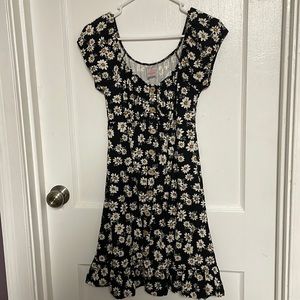 BLACK DRESS WITH WHITE DAISIES
